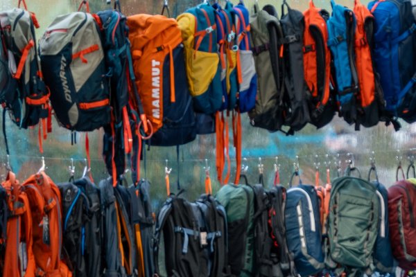 Bergsport-Ausrüstung & Outdoor-Bekleidung bei Alpin Sports